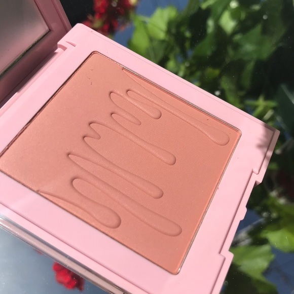 CLOSE TO PERFECT Blush Kylie Pressed Powder - Picture 8 of 13
